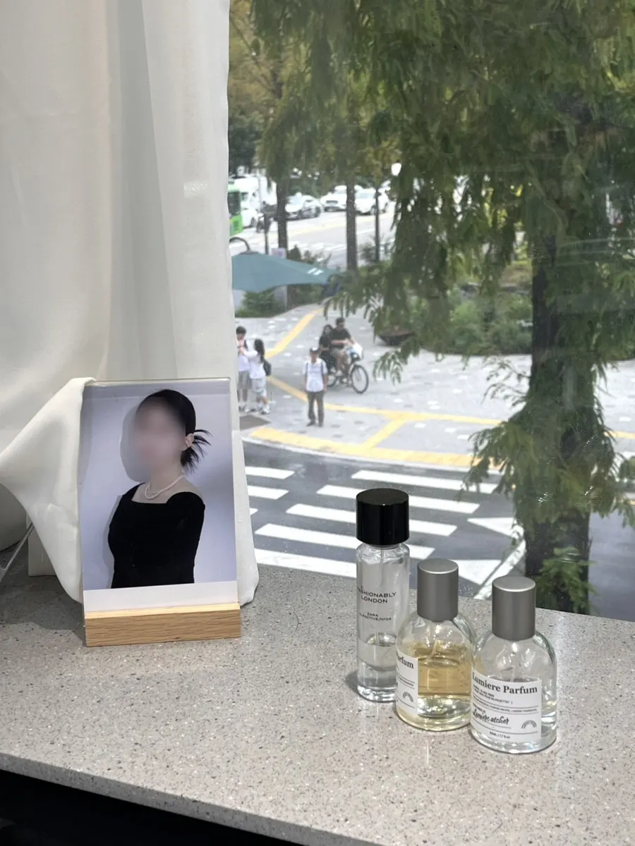 톤다운된 애쉬브라운 헤어 마무리