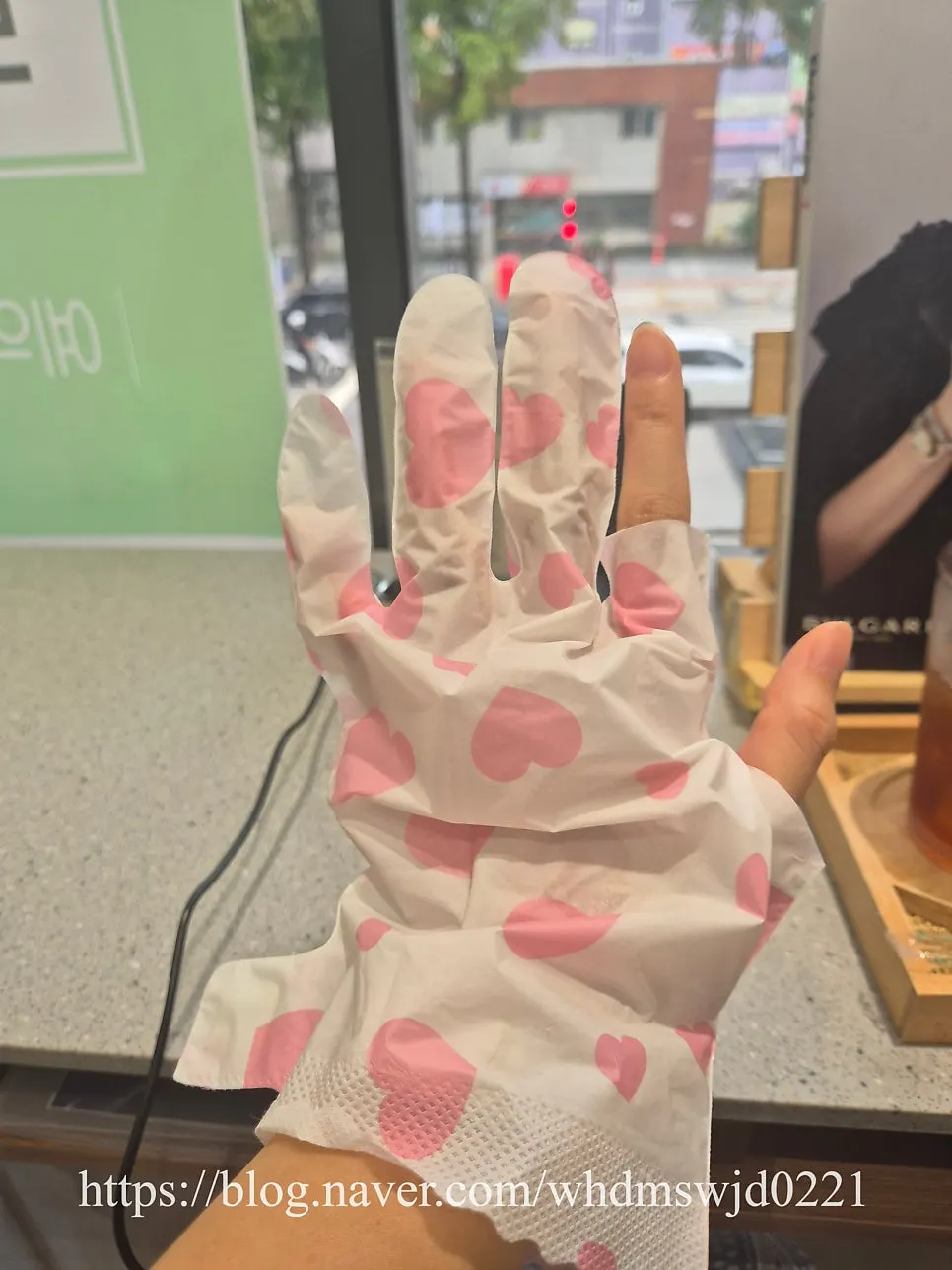 티타임 음료와 간단한 디저트 접시