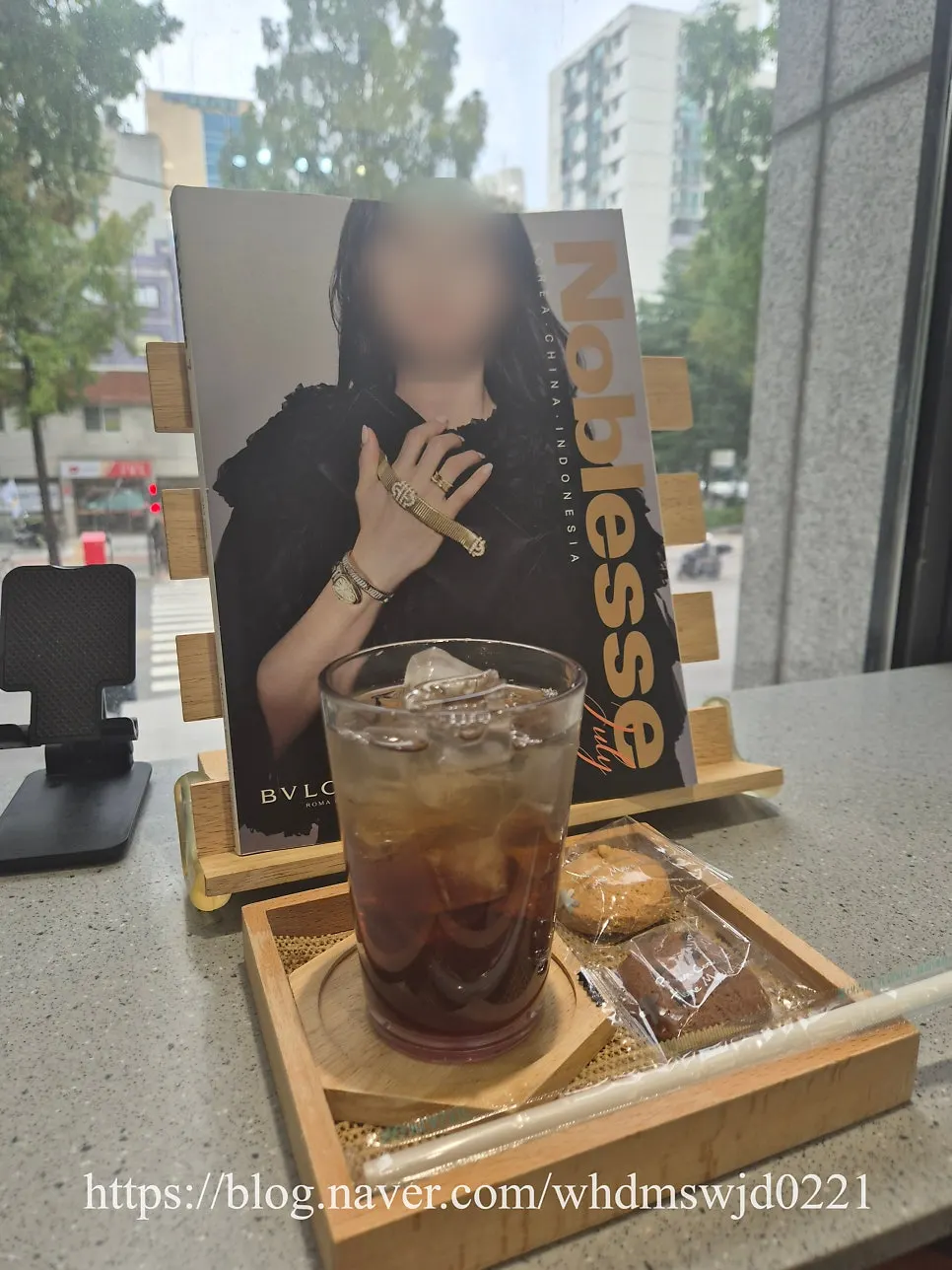 핸드마스크를 착용한 손