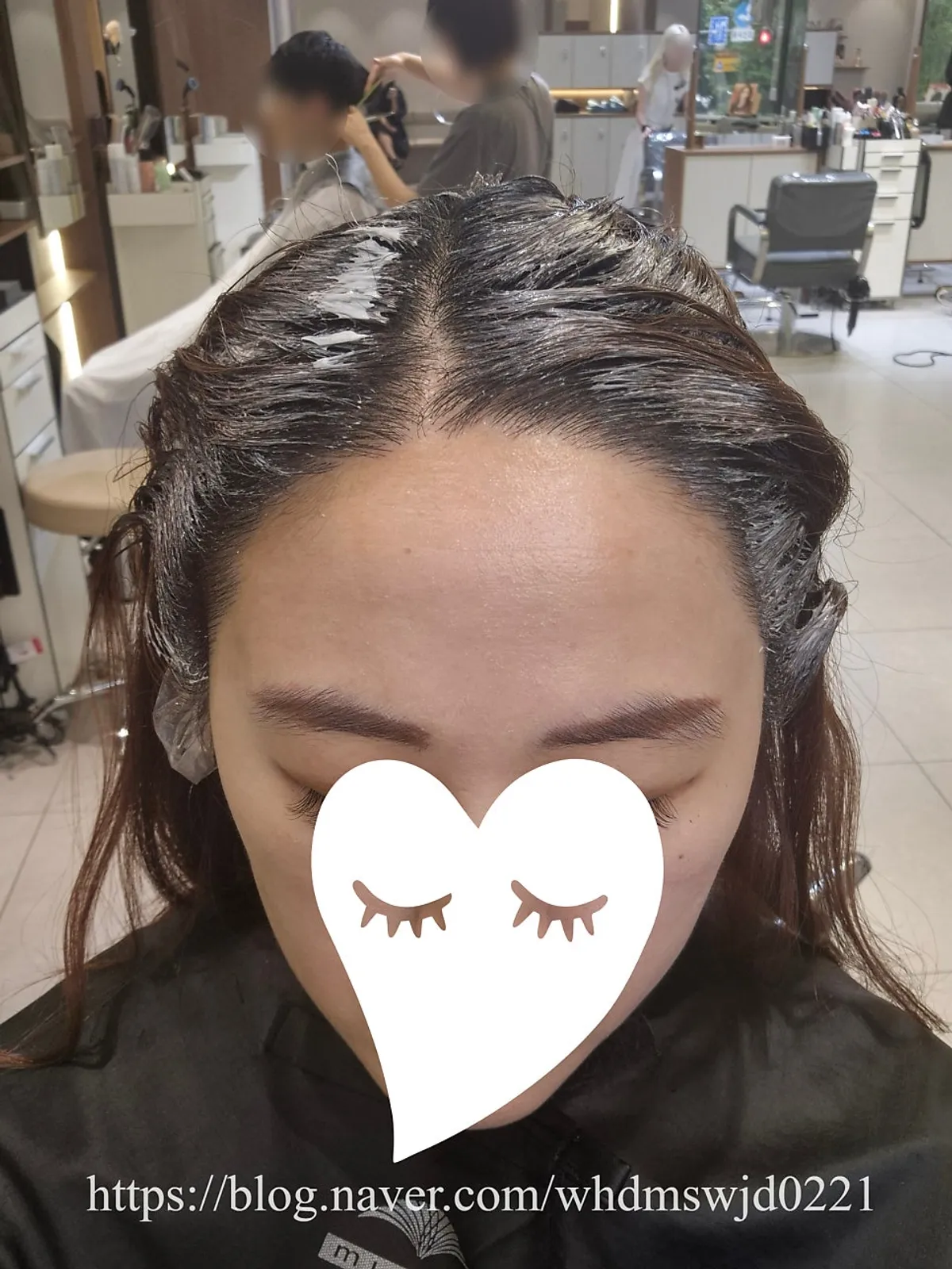 뿌리염색 약을 도포하는 시술 장면
