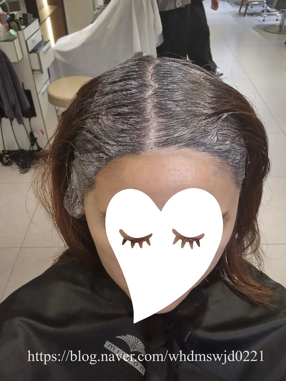 염색약 도포 후 컬러 확인 대기 중
