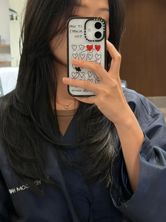 어두운 브라운으로 완성된 레이어드 컷 스타일