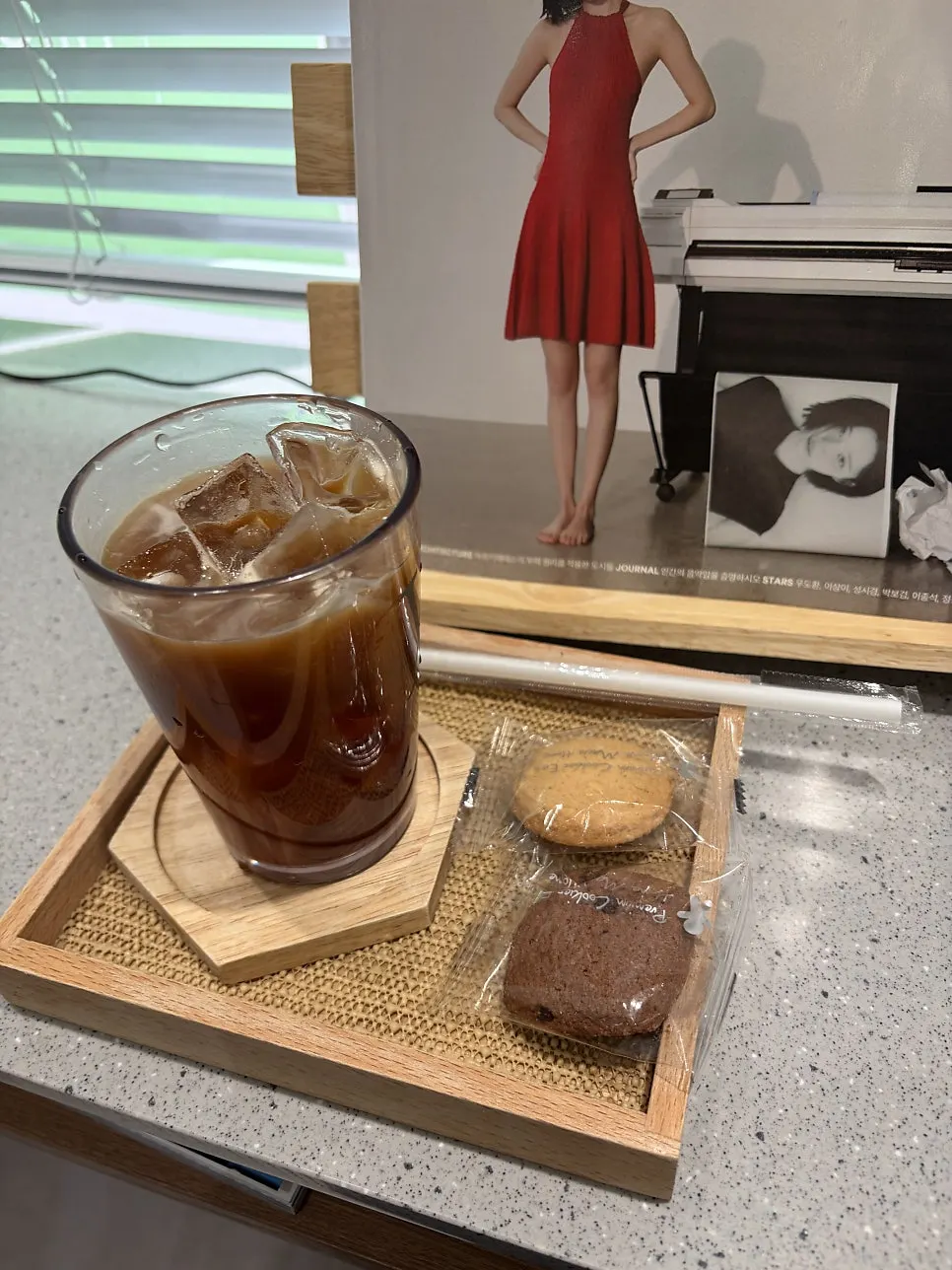 간식과 음료가 놓인 좌석 테이블