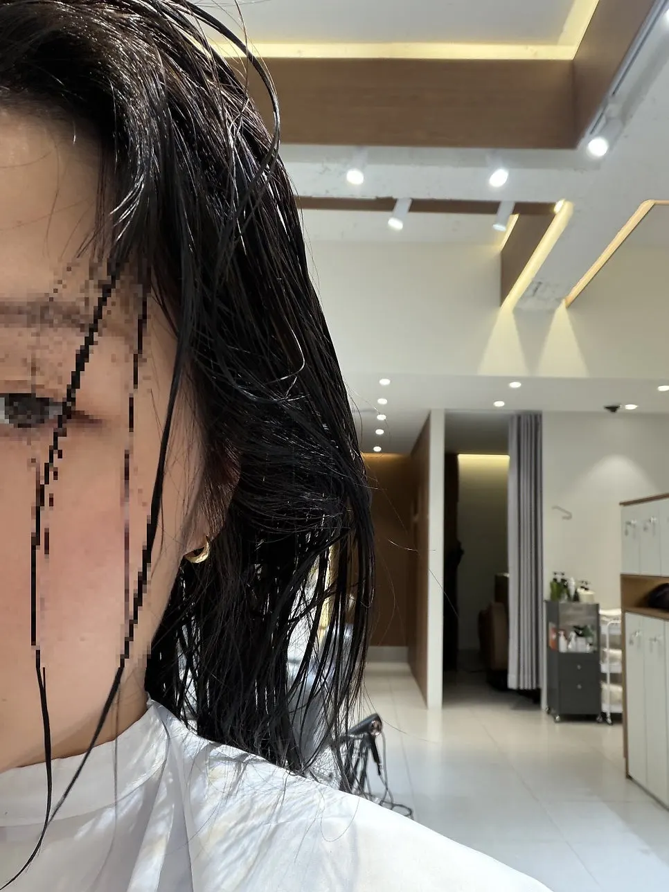 드라이로 정돈된 레이어드 컷 뒷모습
