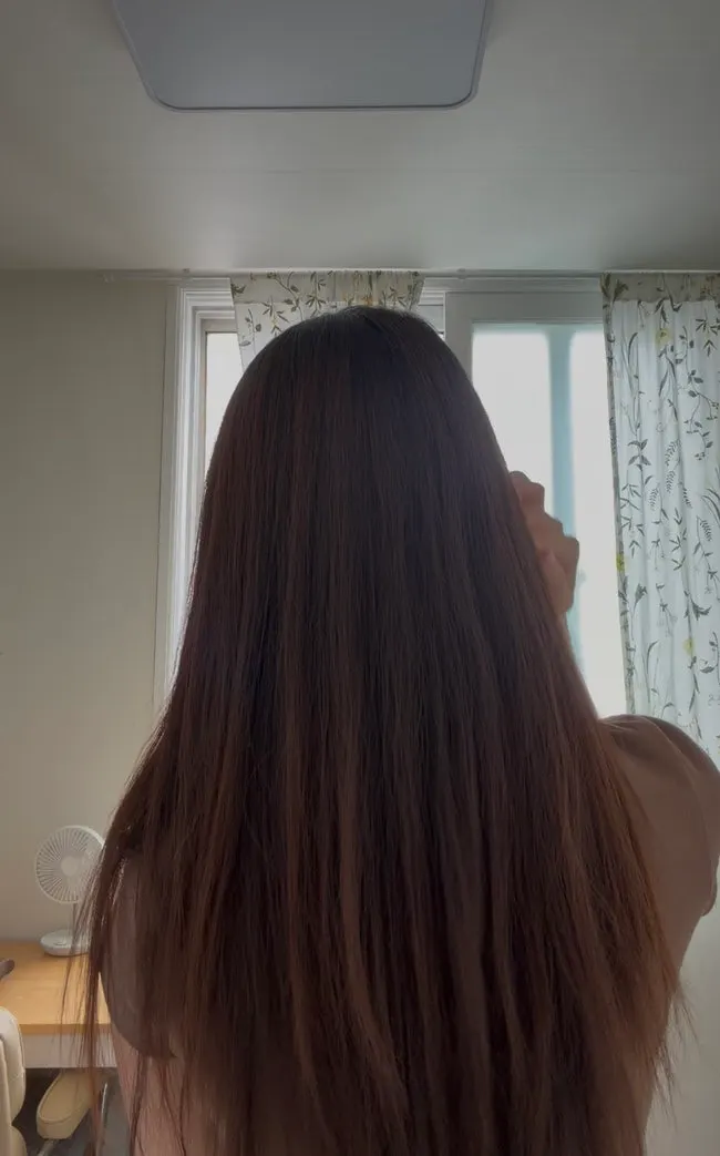 붉은 기를 잡은 애쉬 톤다운 컬러