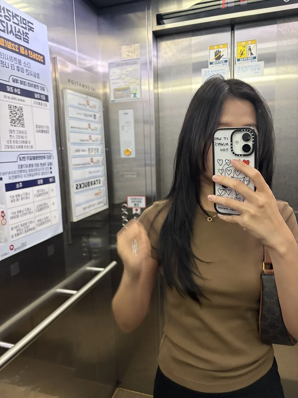 완성된 어두운 브라운 헤어스타일