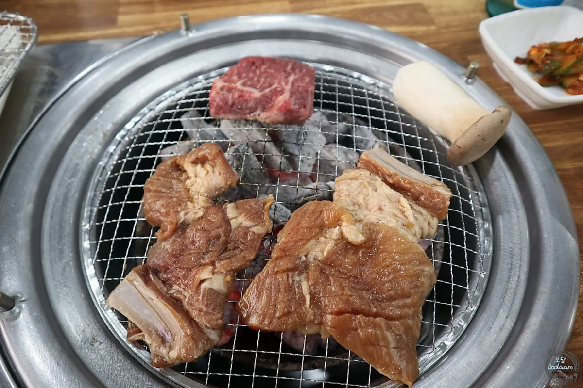 Salchisal and pork ribs on Yeoyejeong's grill