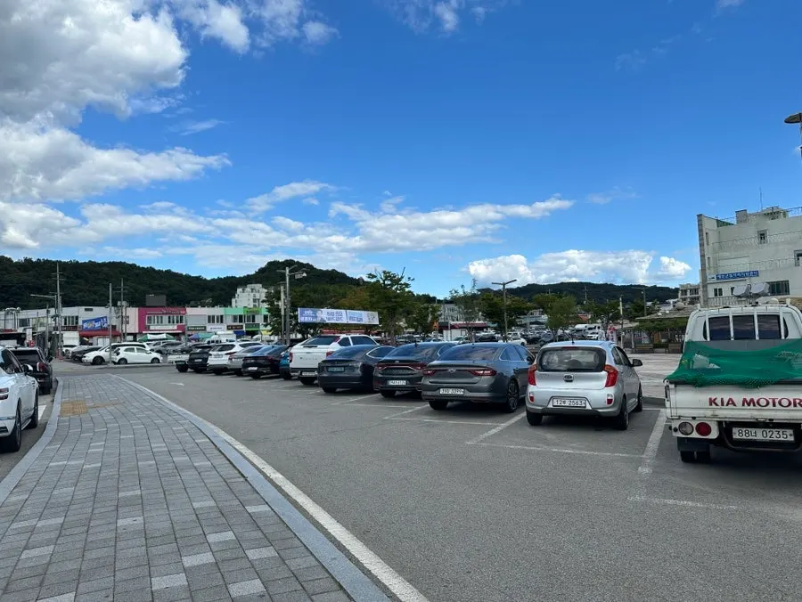 Exterior of Sijang Dakbokkeum with its green sign