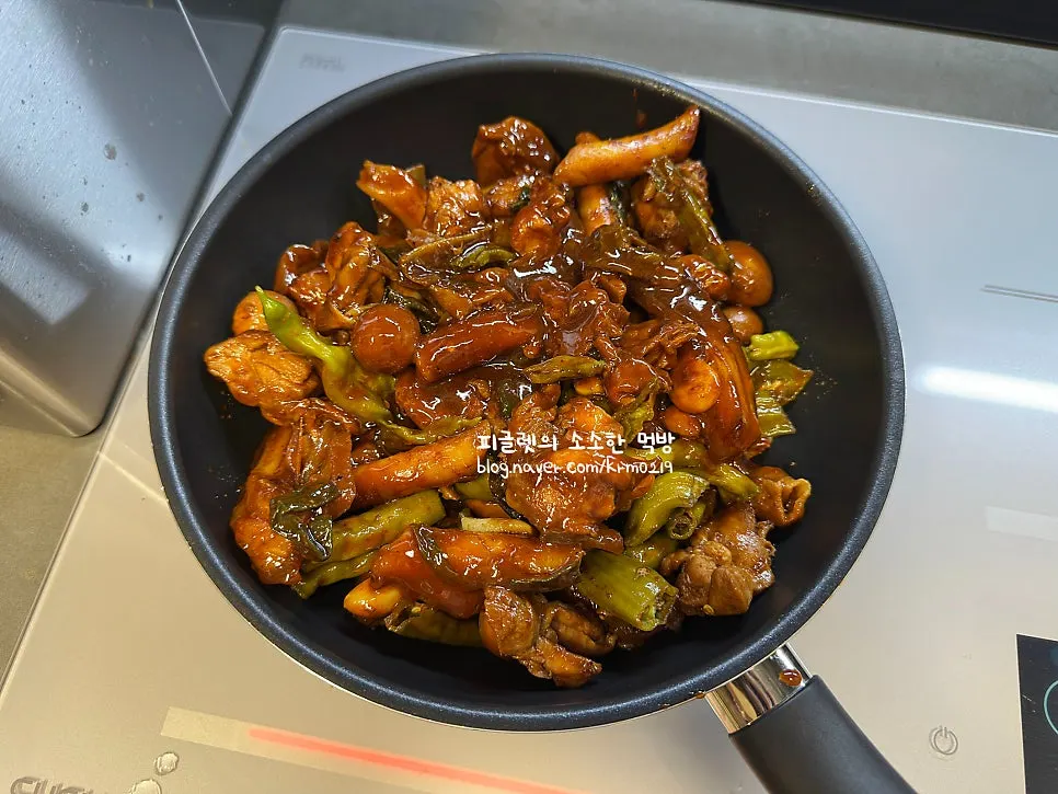 냄비에 옮겨 담은 꽈리고추 닭볶음