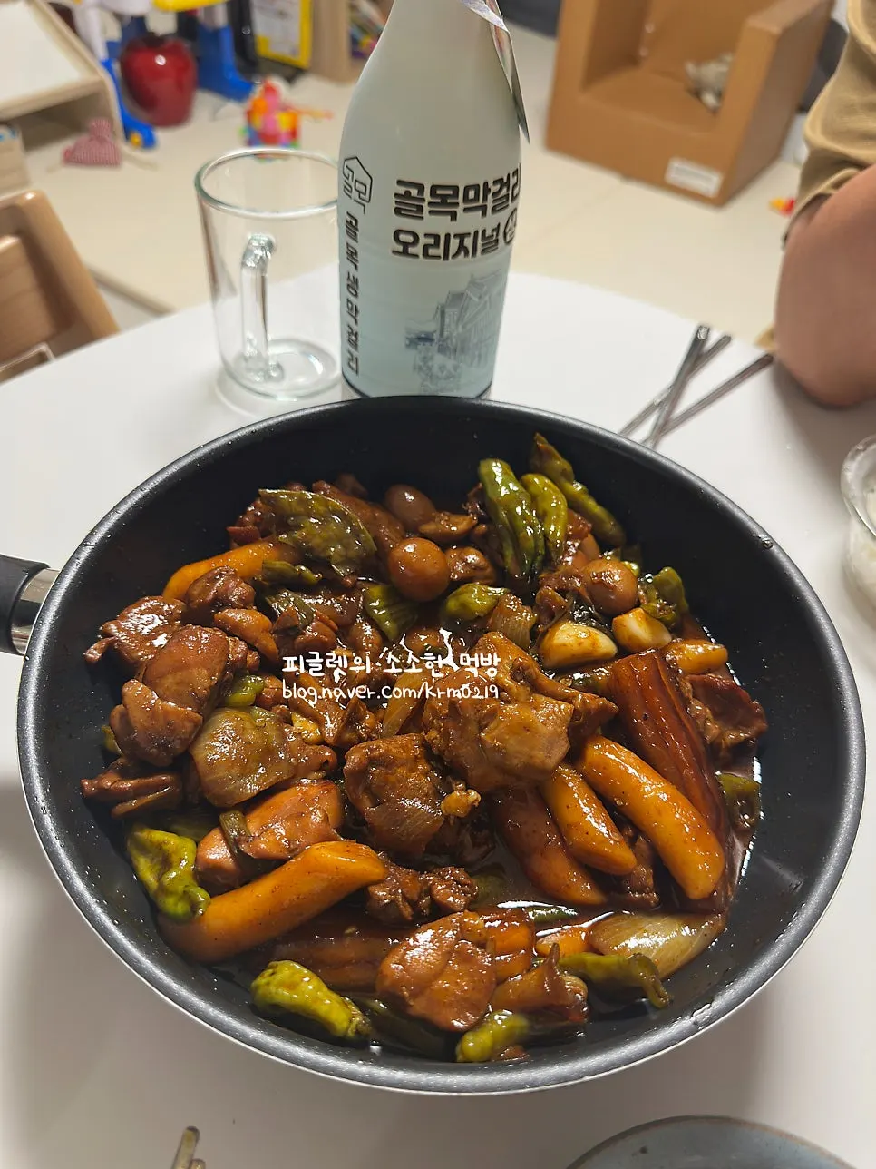데운 닭볶음과 예산시장 골목막걸리 상차림