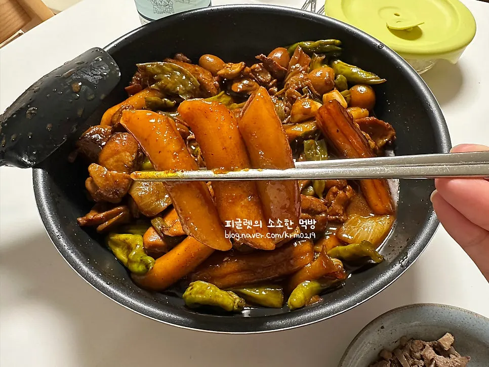 양념에 버무려진 꽈리고추와 닭고기
