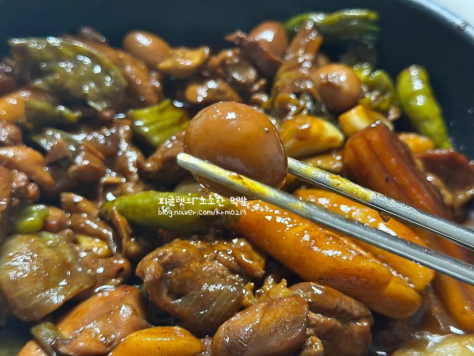 밥에 올린 닭볶음 양념