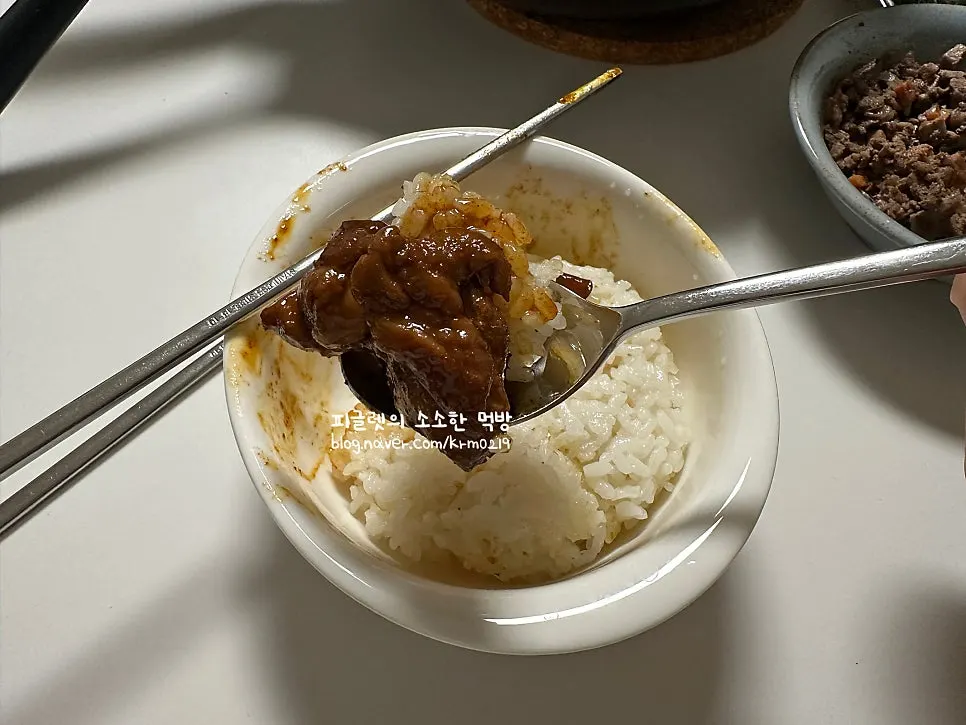떡과 분모자를 집어 올린 닭볶음