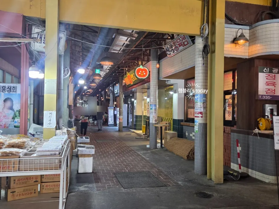Front of Sijang Dakbokkeum next to a noodle shop in Yesan Market