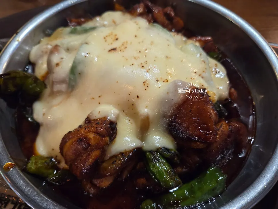 Boneless gochu dakbokkeum topped with cheese