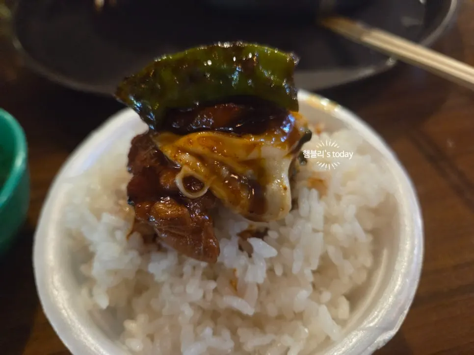 Sauce-soaked shishito peppers with boneless chicken