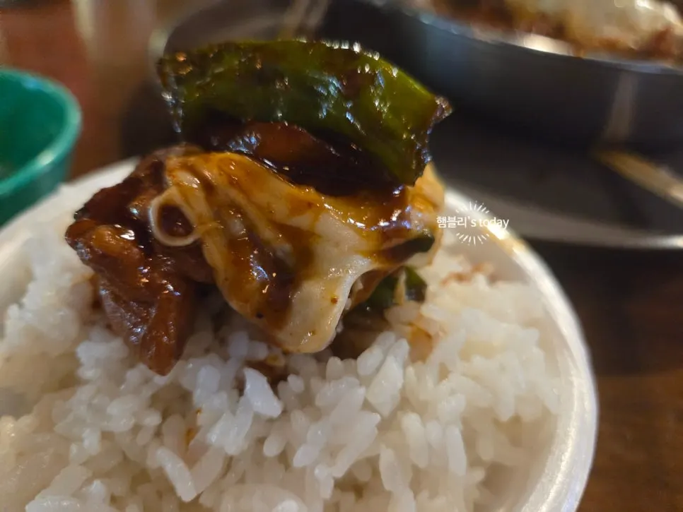 A chopstick bite combining chicken and shishito pepper