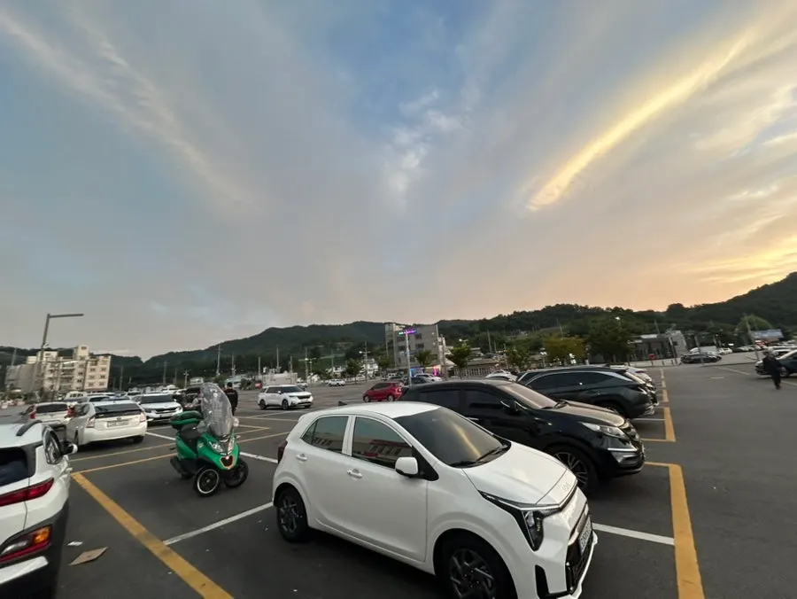 Scenery around the free Yesan Market parking lot