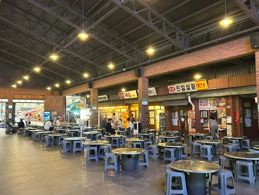 Market-style shared tables