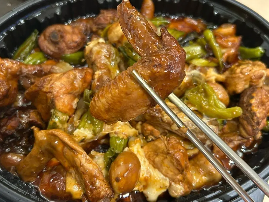 Shishito pepper chicken stir-fry soaked in seasoning