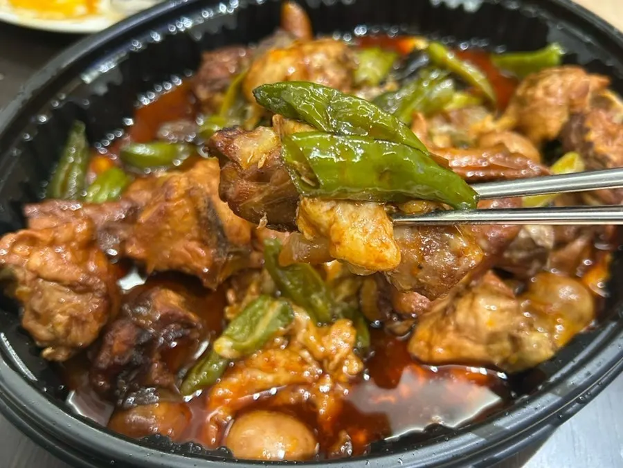 Chicken stir-fry in spicy seasoning