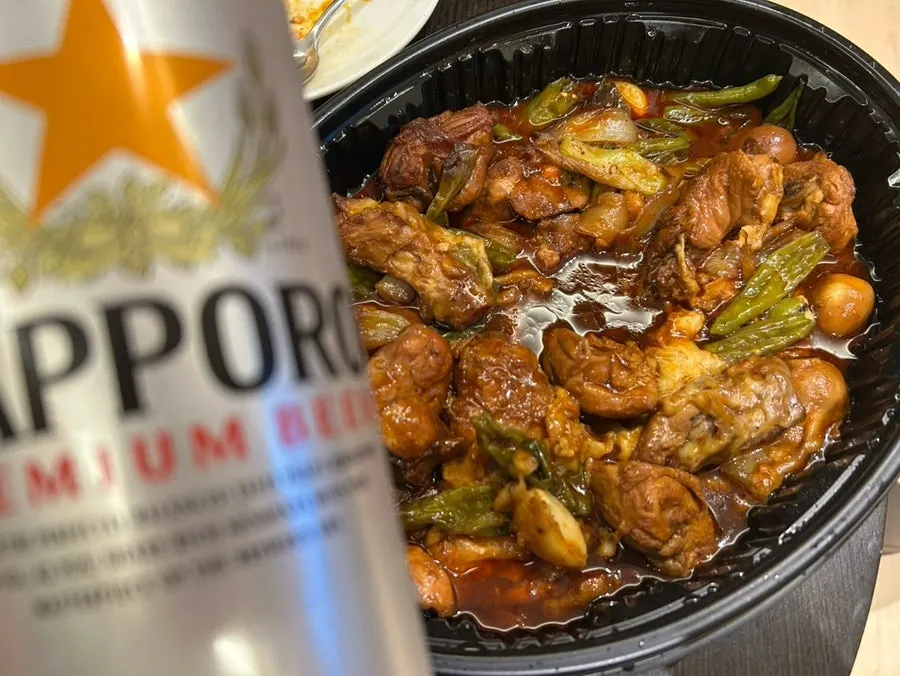 Chicken stir-fry served as a beer snack