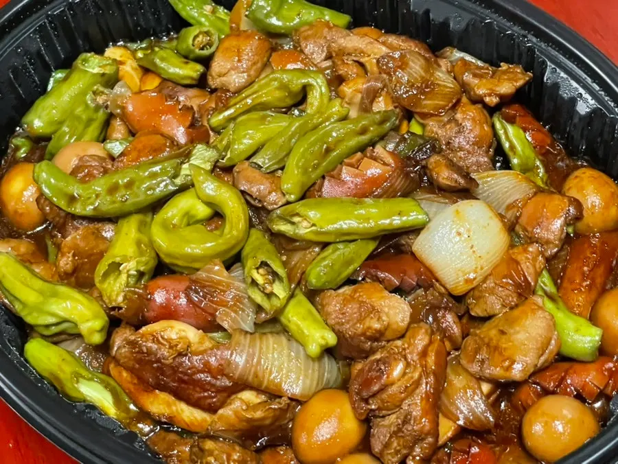 접시에 옮겨 담은 꽈리고추 닭볶음