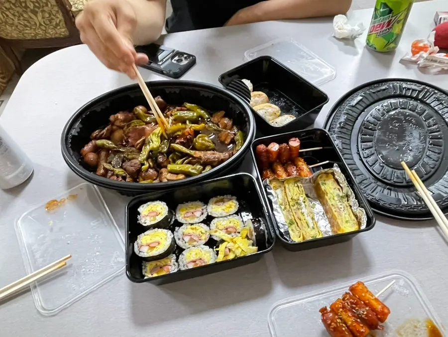 푸짐하게 담긴 꽈리고추 닭볶음