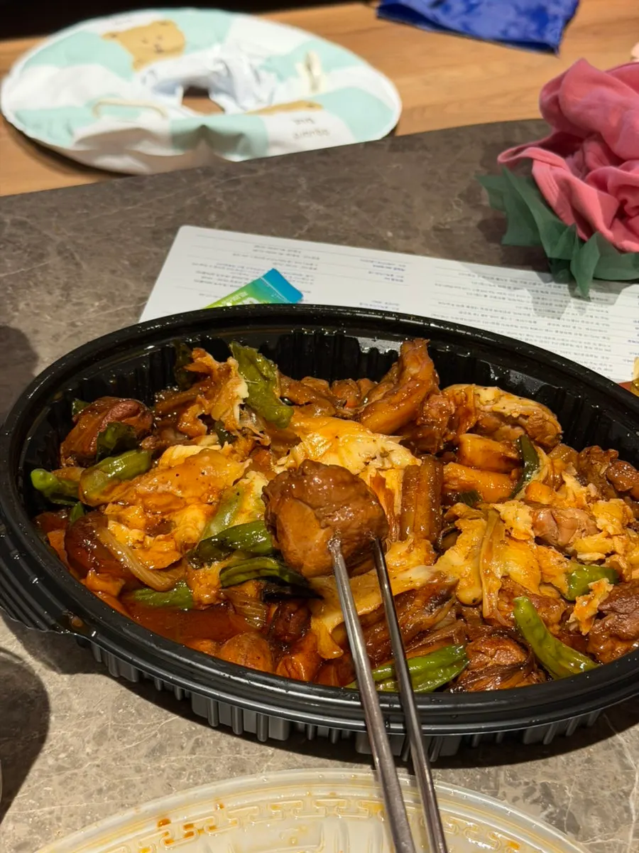 매콤한 양념의 꽈리고추 닭볶음 한 판