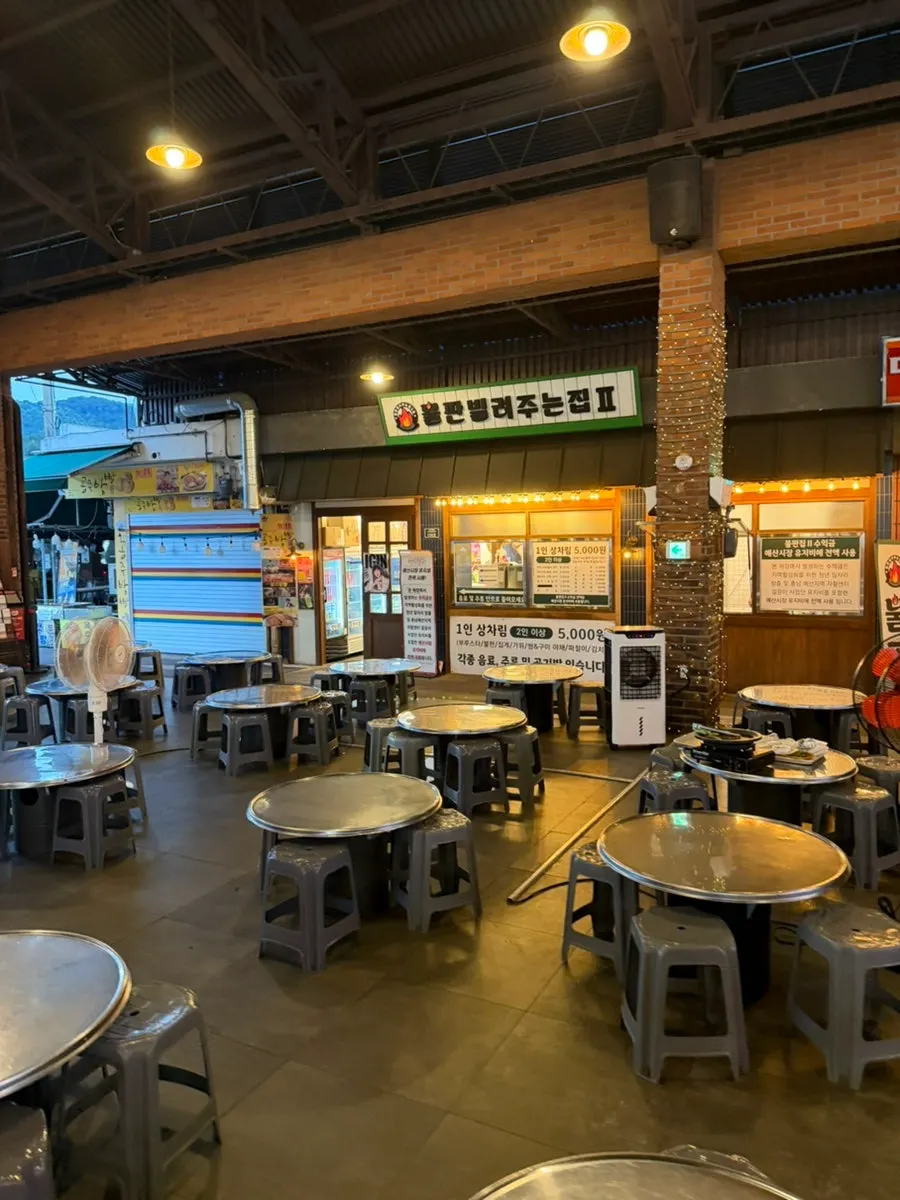 평일 저녁 한산한 예산시장 취식 공간