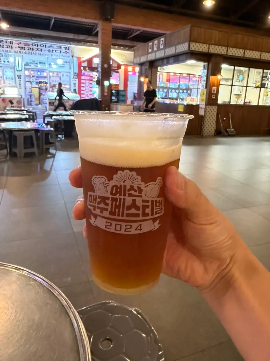 예산시장 취식 공간에 차린 닭볶음 상