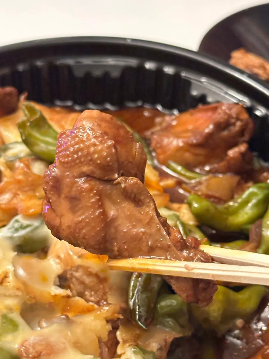둘이서 비운 닭볶음 포장 용기