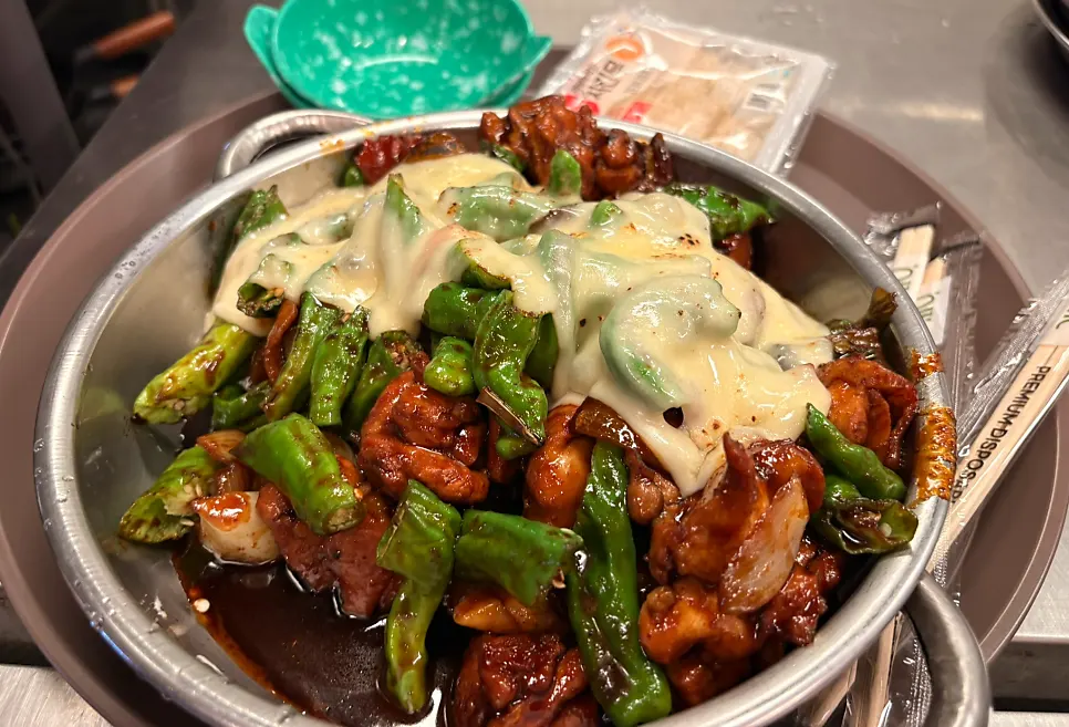 A tray of dakbokkeum mixed with cheese