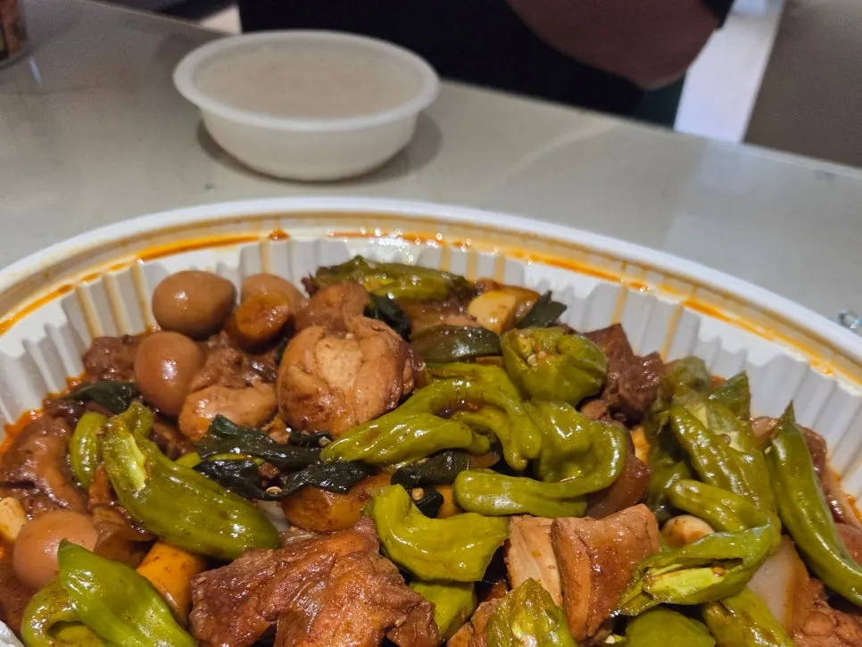 전자레인지에 데운 꽈리고추 닭볶음