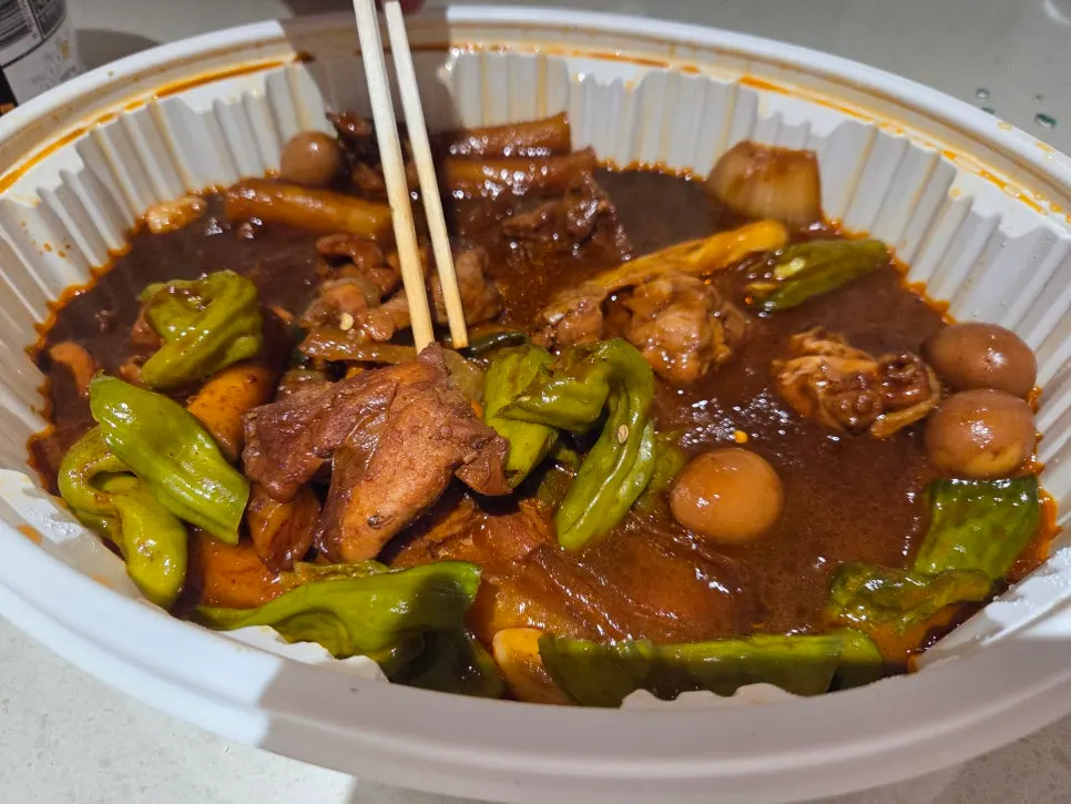 거의 다 비운 꽈리고추 닭볶음 용기