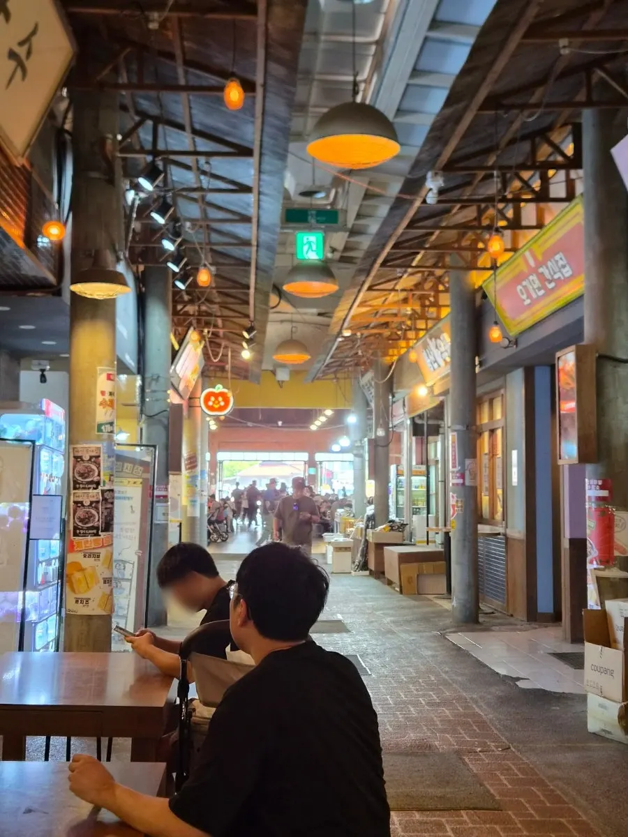 예산시장 장터광장 주변 통로