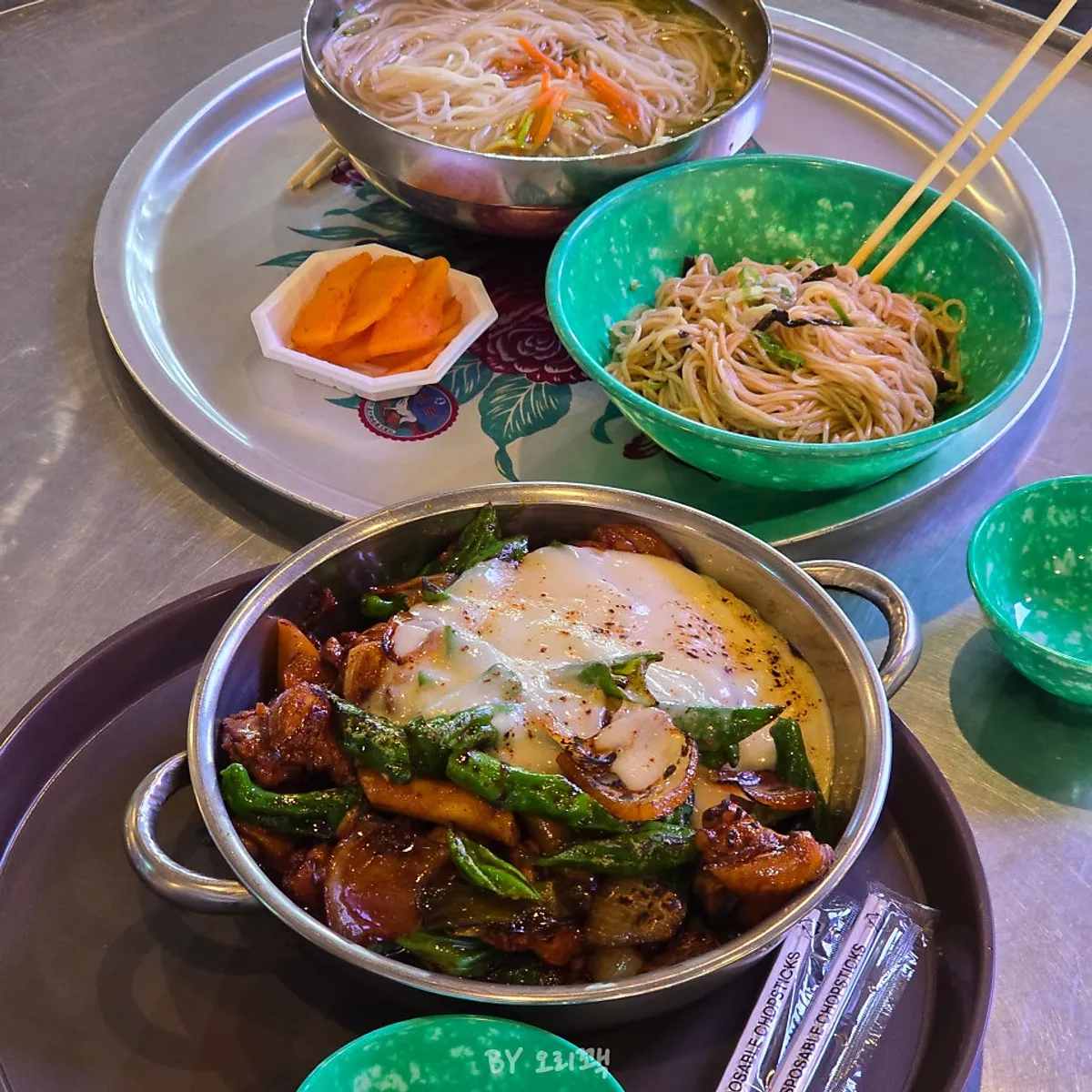 치즈 올린 꽈리고추 닭볶음 한 판