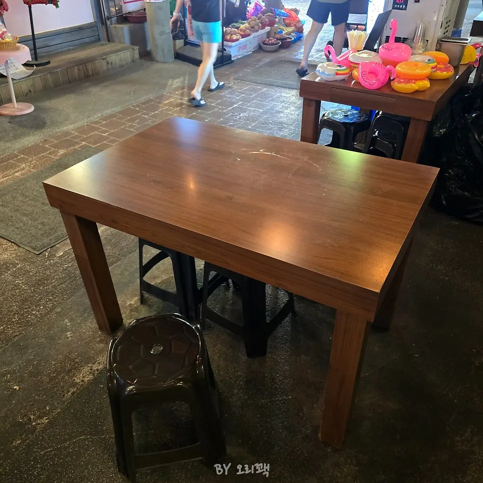 가게 앞쪽에 마련된 식사 테이블