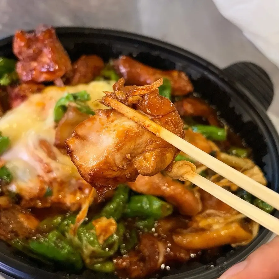 Sauce-soaked rice cakes and chicken