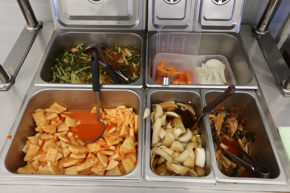양파장아찌와 김치가 놓인 셀프바