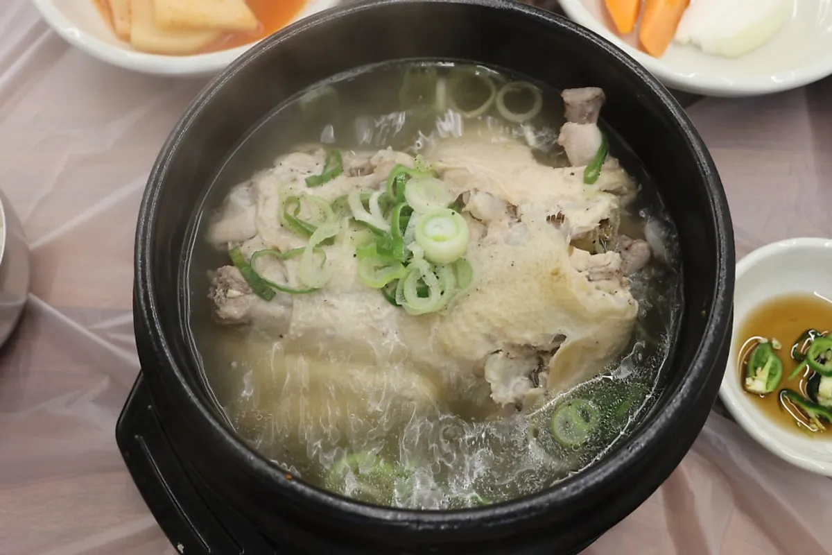 뚝배기에 담겨 나온 한방삼계탕