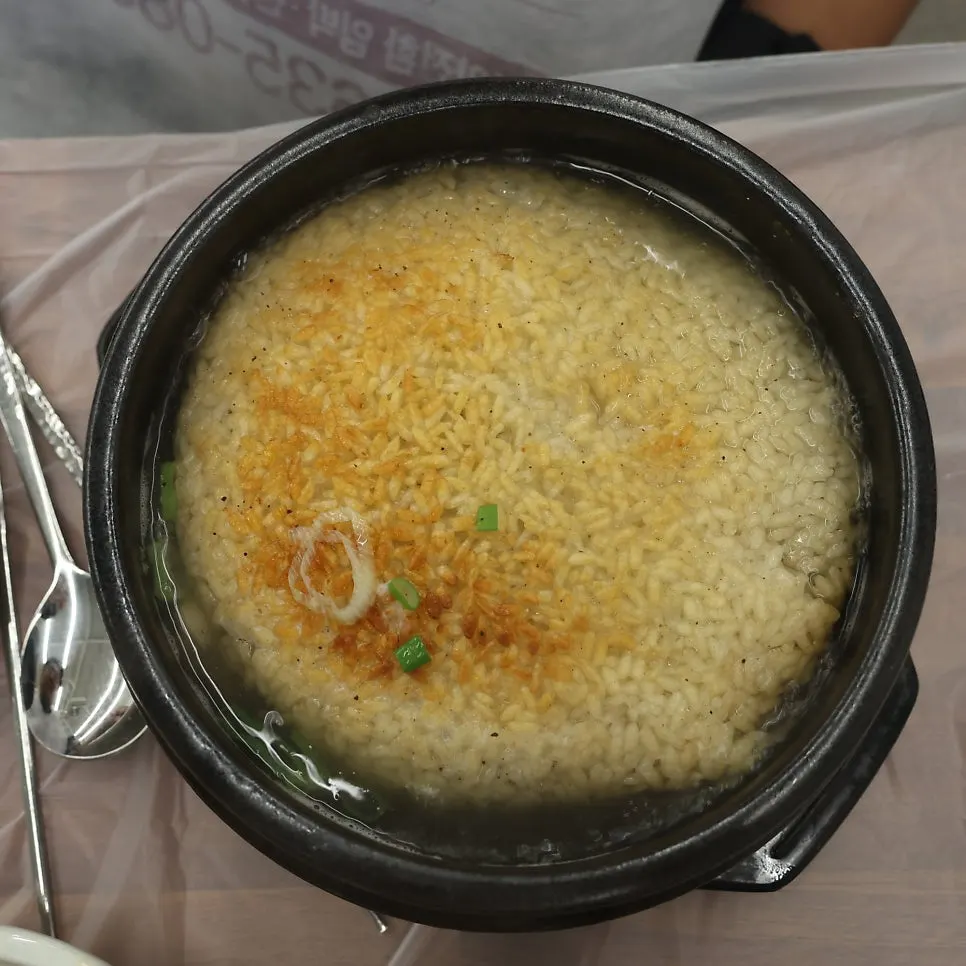 누룽지가 이불처럼 덮인 누룽지 삼계탕