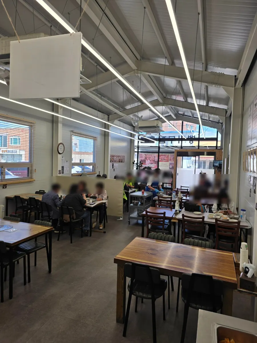 Bright and spacious Ppongnamujip dining area