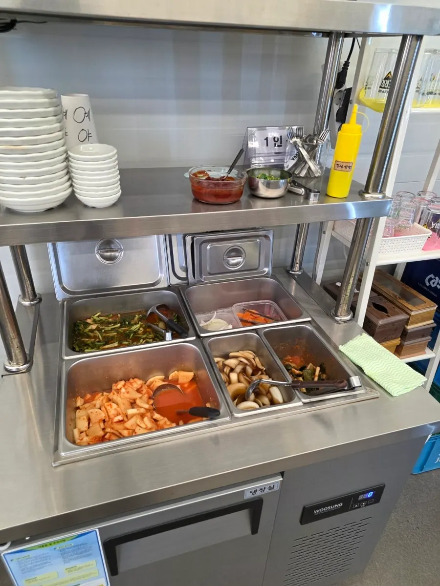 Self-serve side-dish area at Ppongnamujip