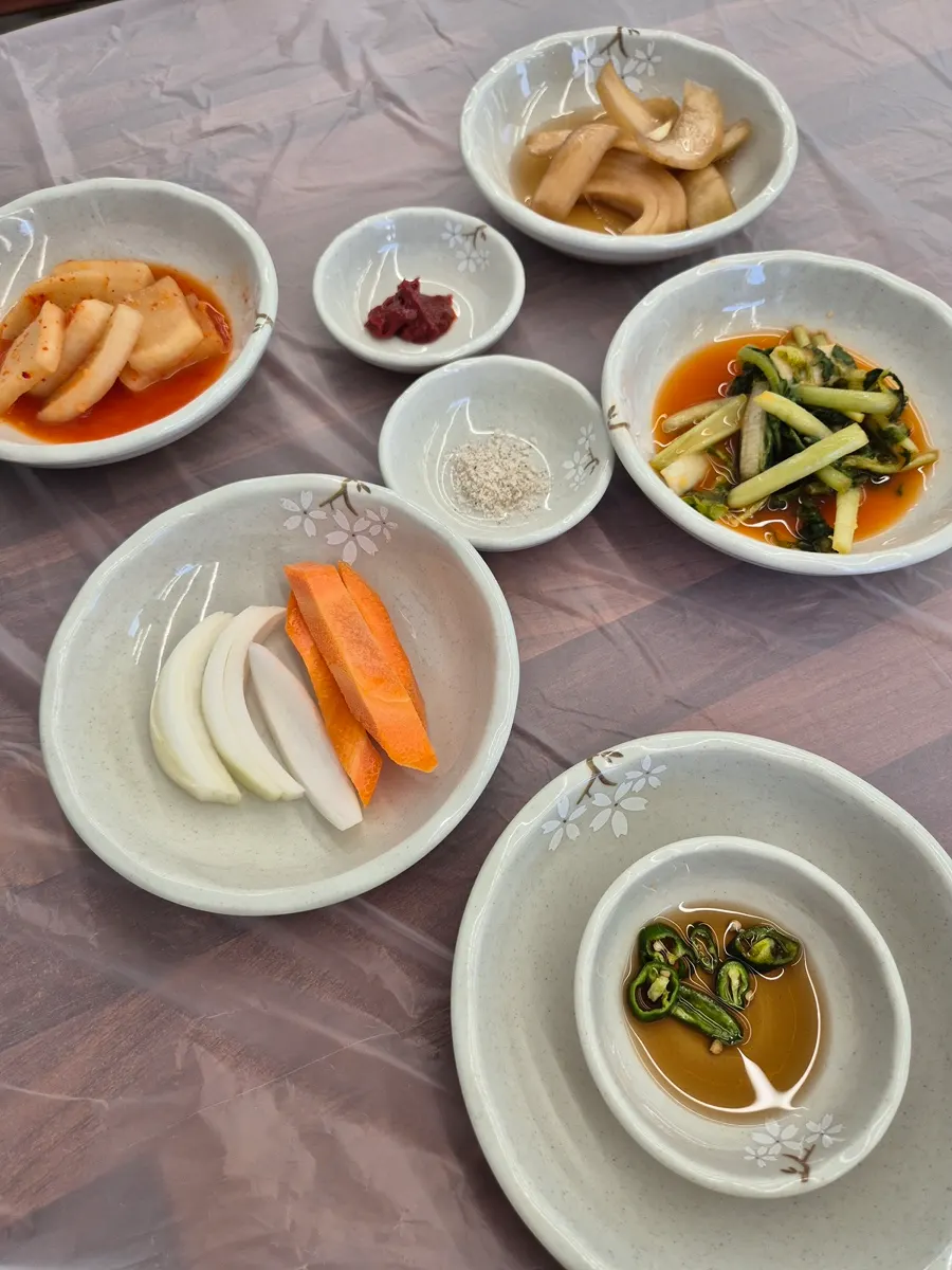 Kkakdugi, pickles, and vegetable side dishes