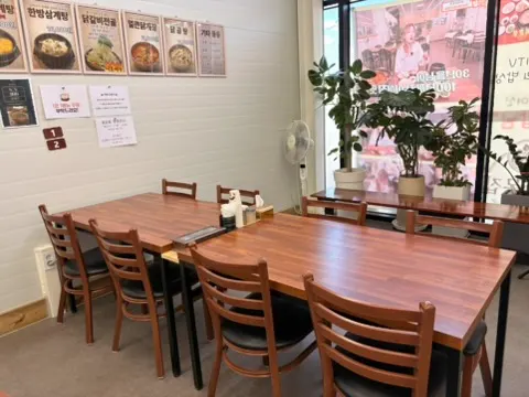 有客人的桑树家店内