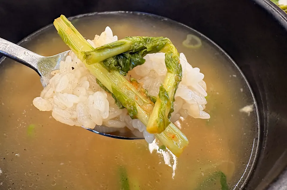 搭配酱油和青阳辣椒的鸡肉