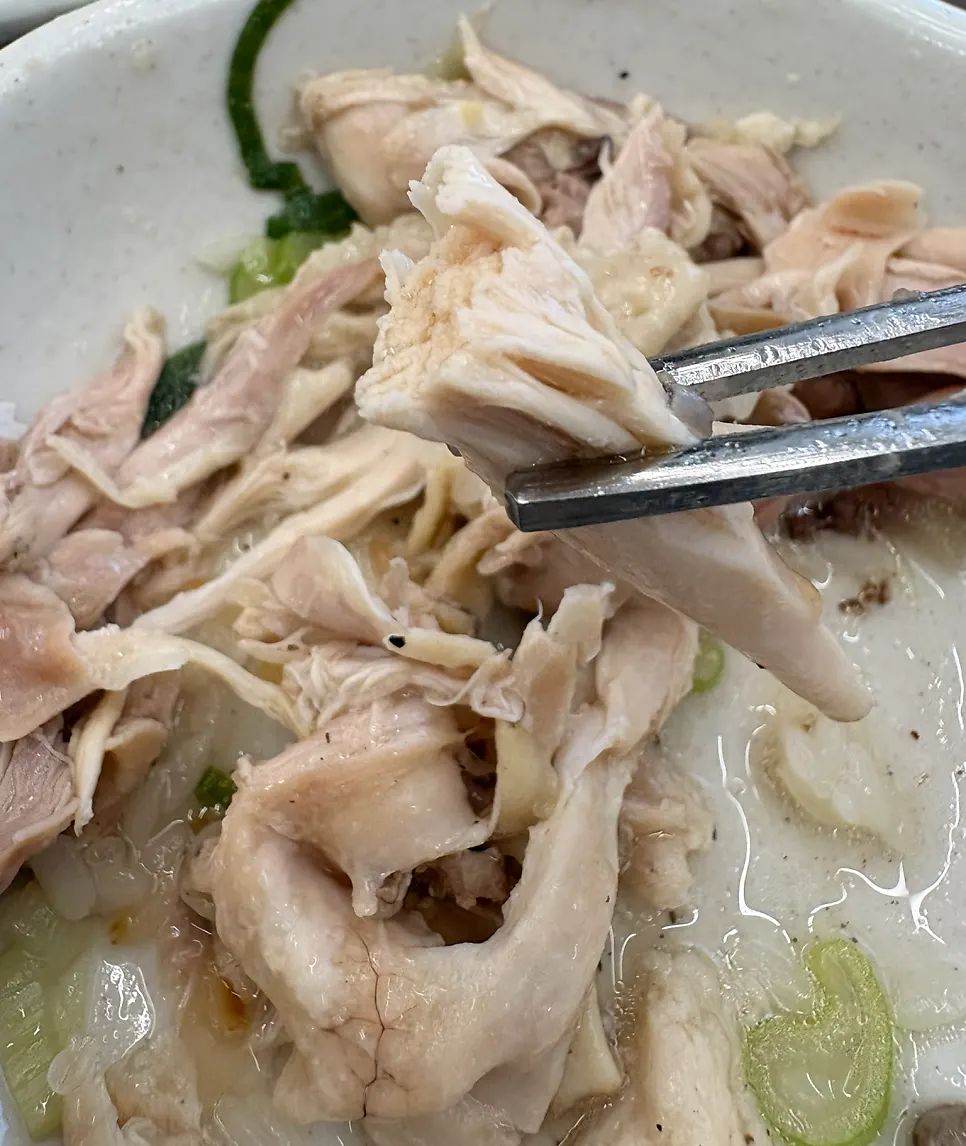 享用香浓绿豆粥的用餐画面