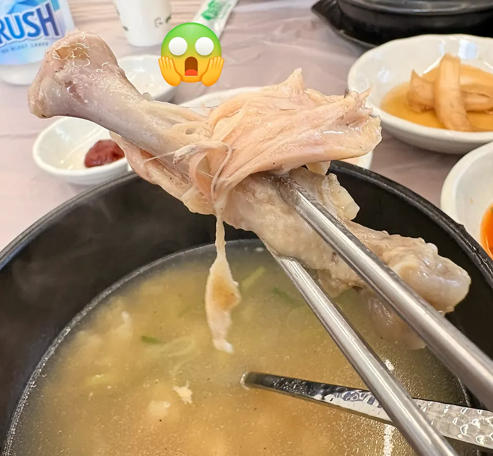 享用软嫩参鸡汤鸡腿的用餐画面