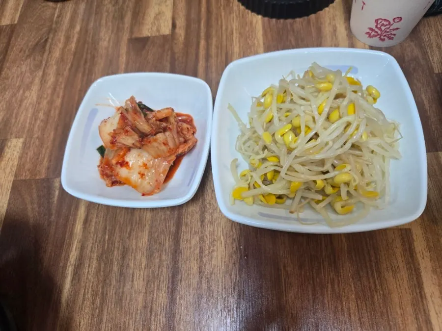 Eating hotpot rice together with the braised dishes